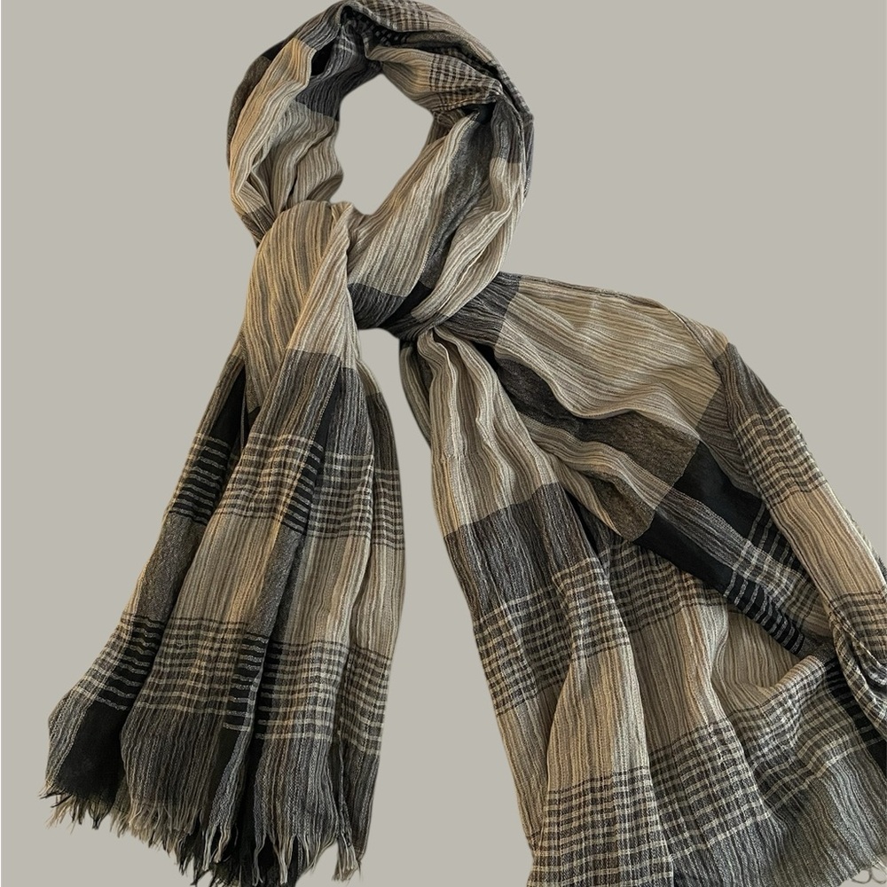 Point Zero Textured Scarf in Black and Gray